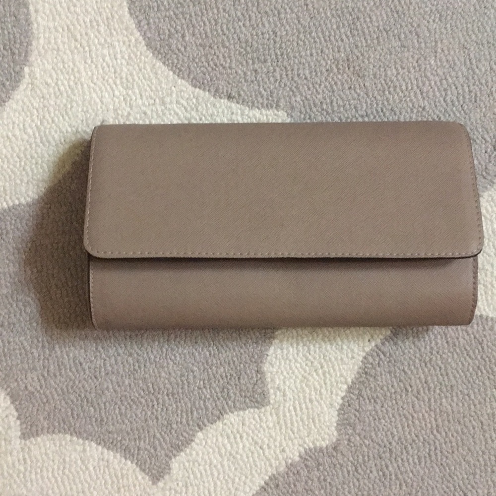 Gray clutch